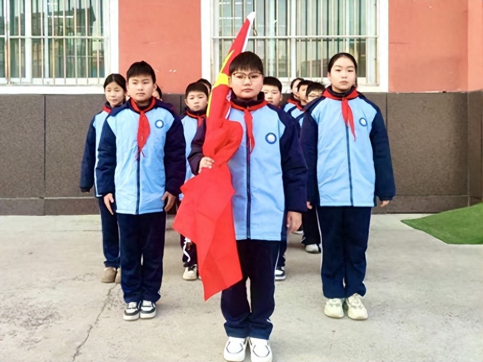 邯郸魏州小学新学期升旗仪式：师生齐聚共迎新学期，王艺霏同学发表演讲