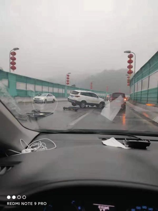 贵阳市观山东路蛮坡高架桥交通事故处理完毕，雨雾天行车安全提示