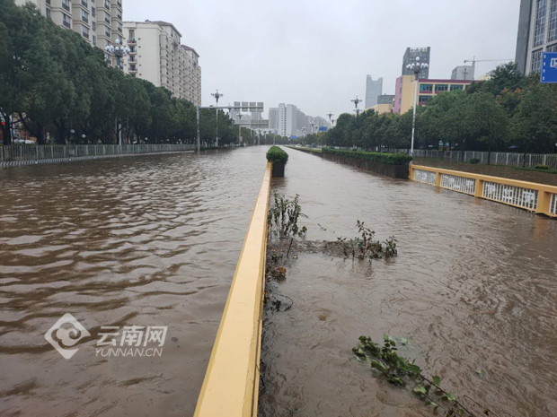 昆明主城遭遇强降雨：22处淹积水点，8处断交，防汛紧急应对