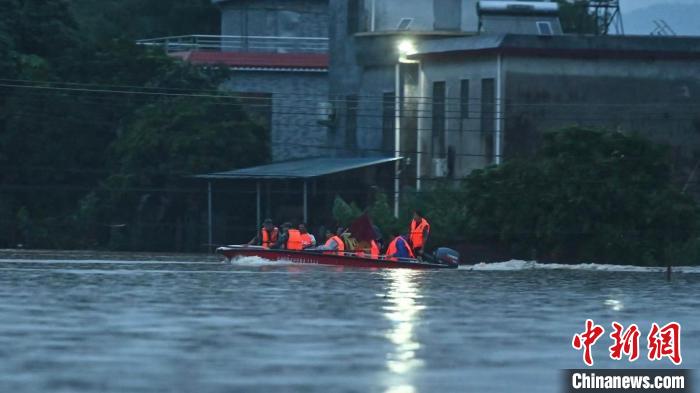 直击广东韶关灾区：洪水如海洋般淹没一层楼高房屋，救援紧张进行中