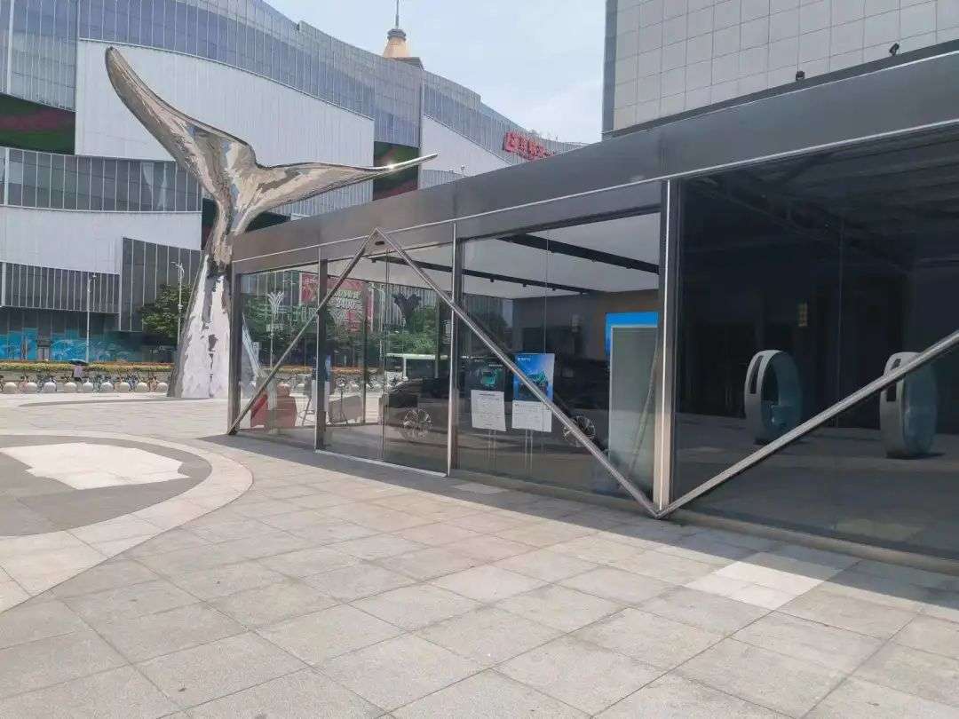 2021年中国新能源汽车商超店超2200家，直营模式利弊共存