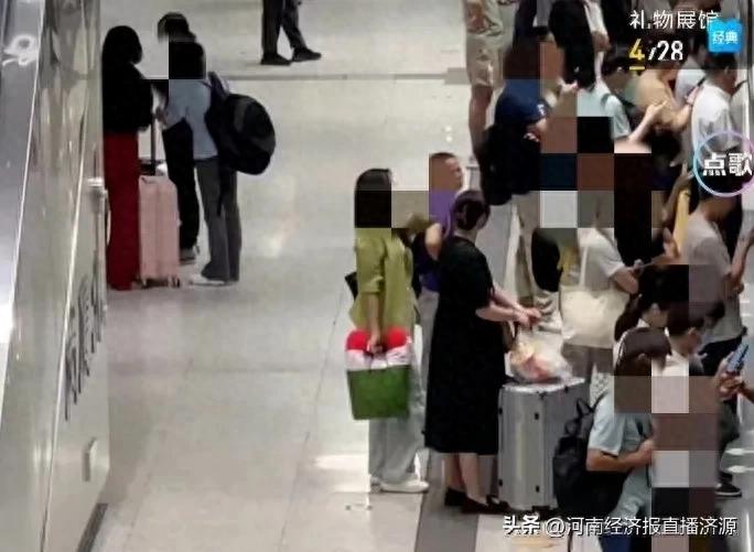 深圳地铁岗厦北站现主播直播早高峰，乘客画面未打码引争议