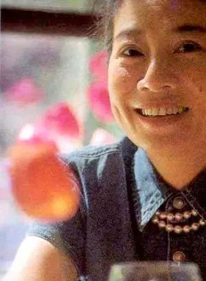 娱乐圈大牌背后的偶像亦舒：歌词大师林夕黄伟文皆追随，新书频出引关注