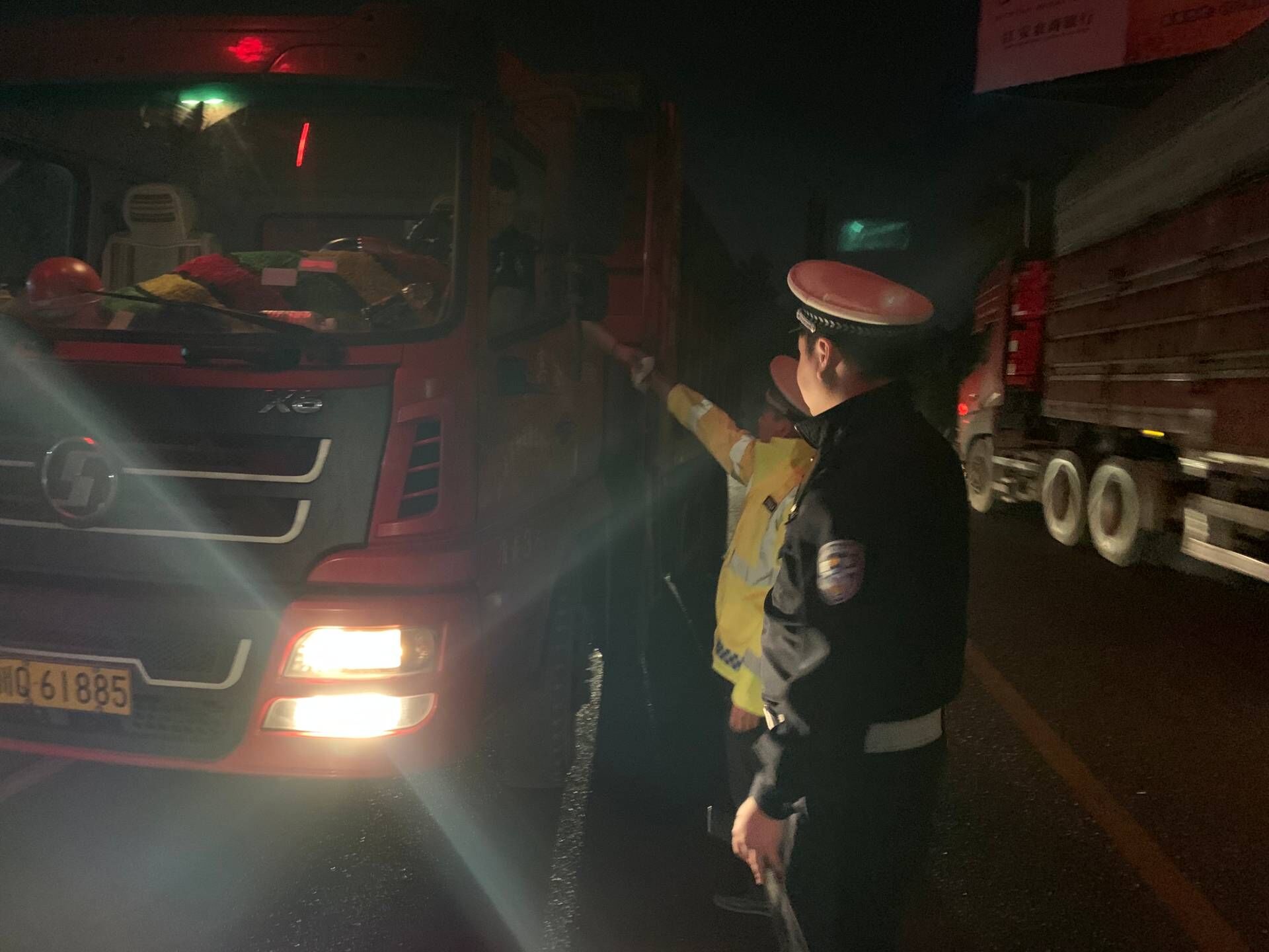 路政交警夜间联合执法，县道 X096 线江石路检查货运车辆