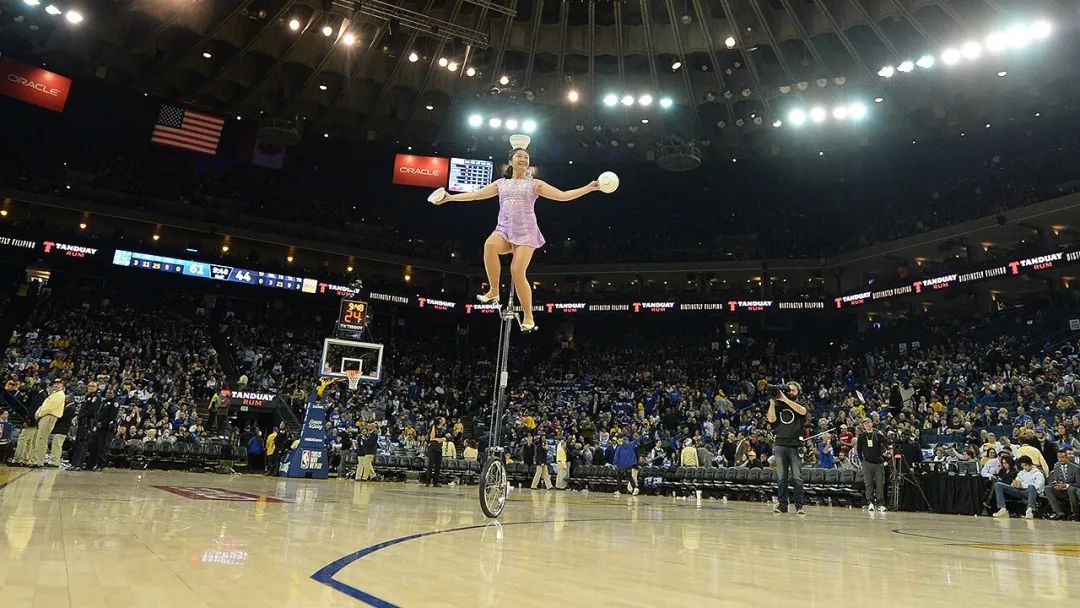 啦啦队的服装_nba啦啦队穿衣服规定_nba啦啦队服装