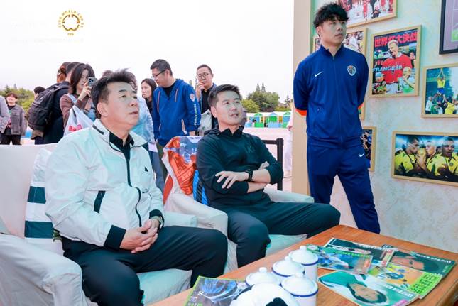 足球明星球员球衣的号码和名字_足球明星排名前十名球衣号_足球明星的球衣