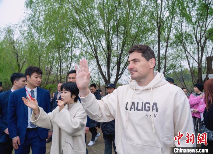 西班牙足球名将谈青训：中国足球需长期投入培养年轻球员