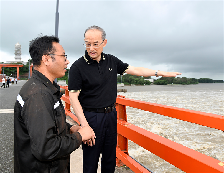 受强降雨影响我省中西部防汛形势严峻，黄强实地检查指导抗洪工作